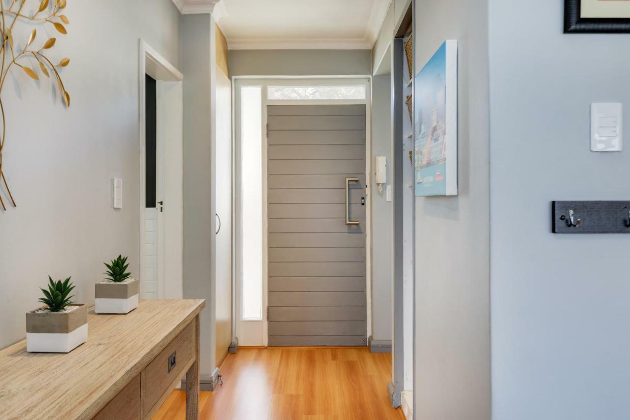 Backup-Powered Bantry Bay View 2 Bed Apartment Cape Town Exterior photo